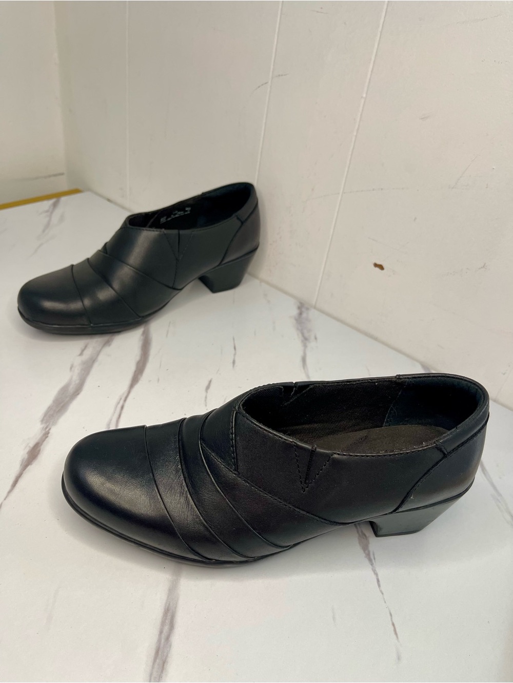 Clarks Black Leather Low Block Heel SlipOn Pumps Sz 7.5 Wide Width comfort shoes